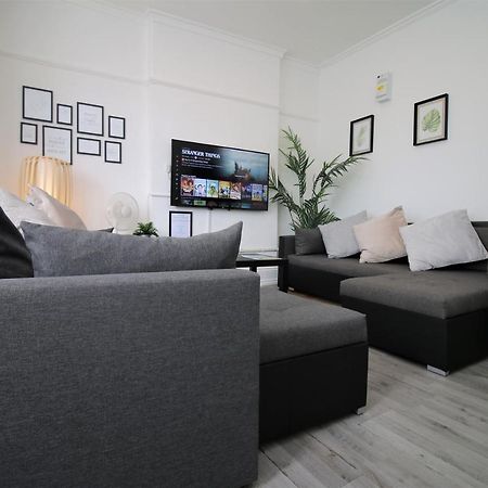 Free Local Parking - Fast Wifi - Sleeps 10 Guests By Property Promise Cardiff Zewnętrze zdjęcie