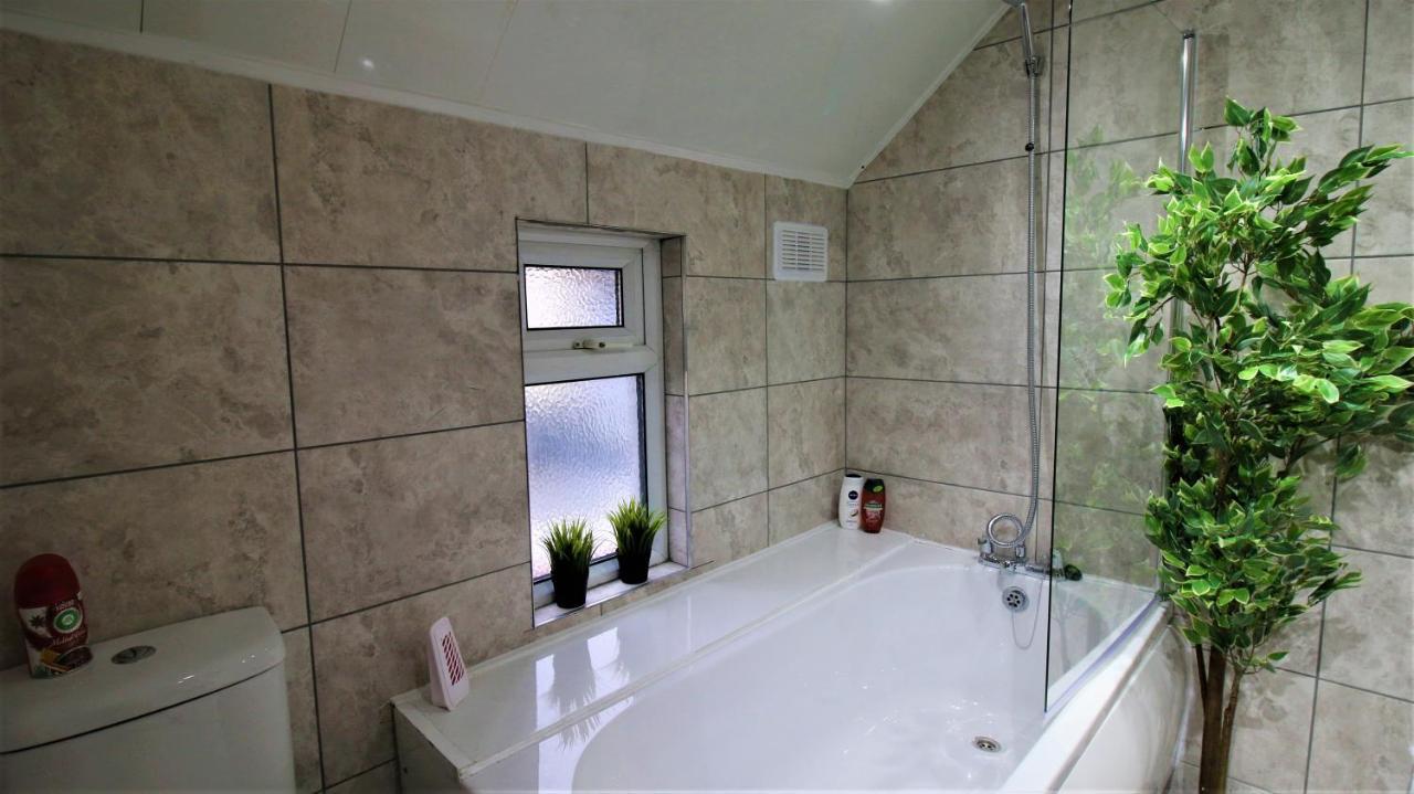 Free Local Parking - Fast Wifi - Sleeps 10 Guests By Property Promise Cardiff Zewnętrze zdjęcie